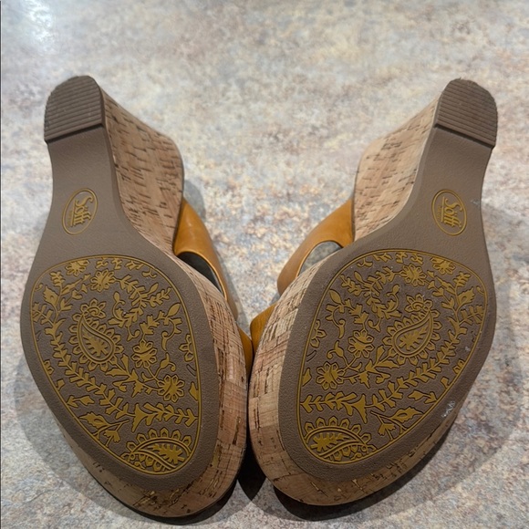 Sofft Mustard Yellow Gold Wedge Sandals  Adjustable Crisscross Straps 8M - Picture 4 of 7